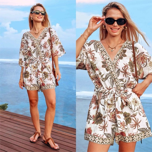 NWT Cupshe Geo Floral Short Sleeve Romper Size S - Picture 1 of 11